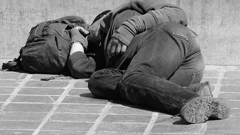Obdachloser schläft auf dem Gehweg