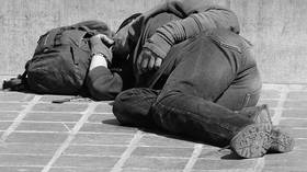 Obdachloser schläft auf dem Gehweg