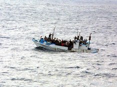 Fotoaufnahme eines Boots mit Geflüchteten auf hoher See